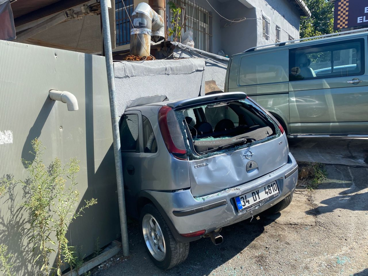 Üsküdar'da çekicinin çarptığı otomobil kebapçıya girdi