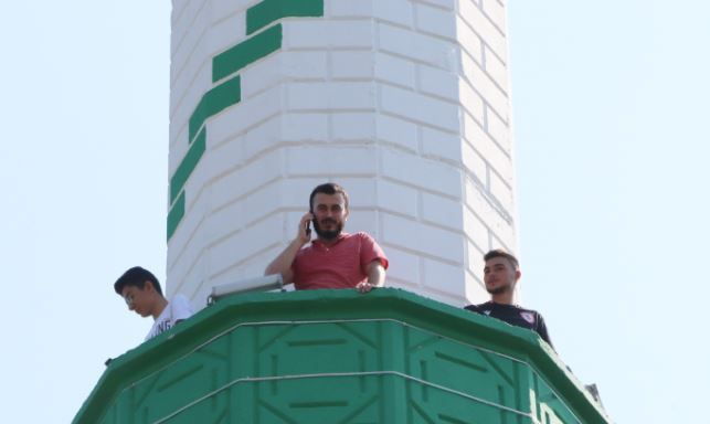 Görenler hayrete düştü! Burada herkes minareye çıkıyor