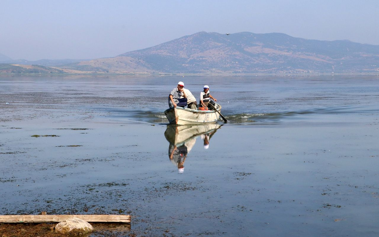 Manisa Marmara Gölü'nde kritik su seviyesi 160 aile bu gölden geçiniyordu