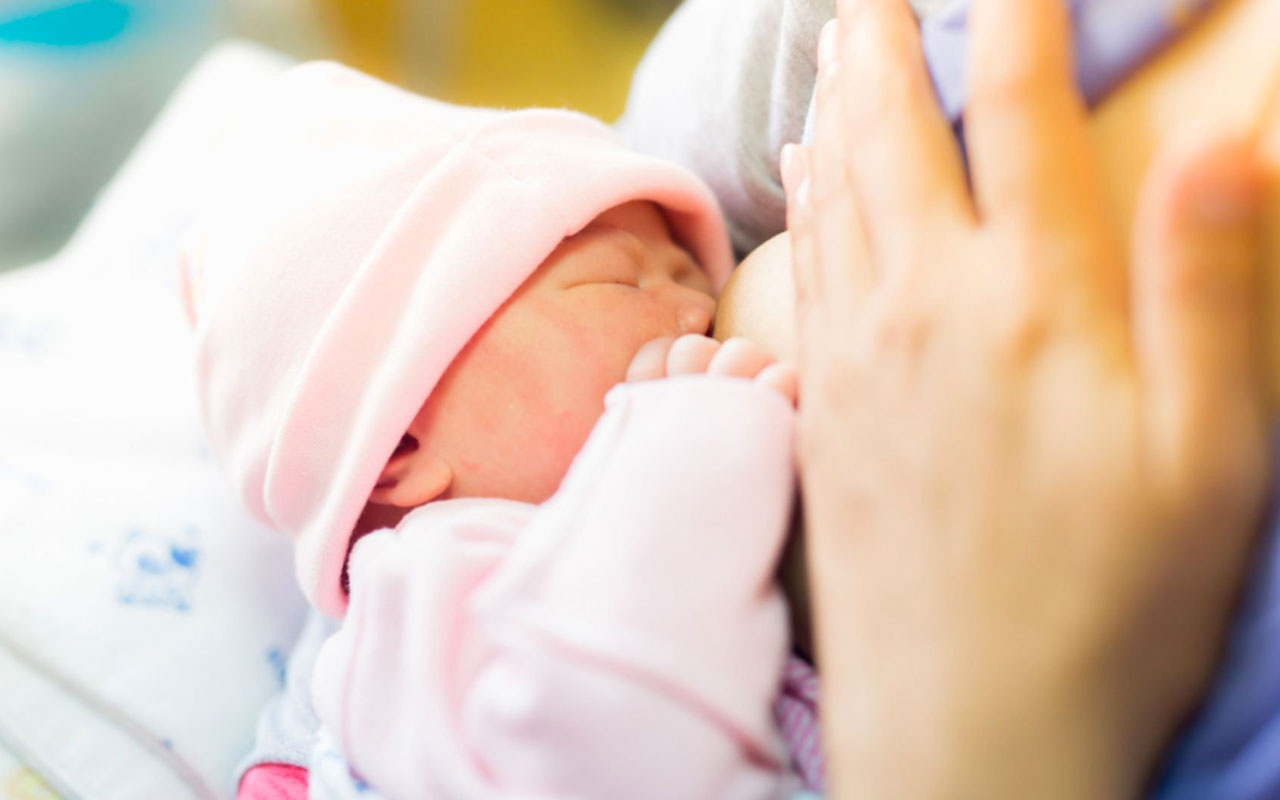 Sağlık Bakanlığı'ndan koronalı annelere uyarı: Bebeğinizi emzirin