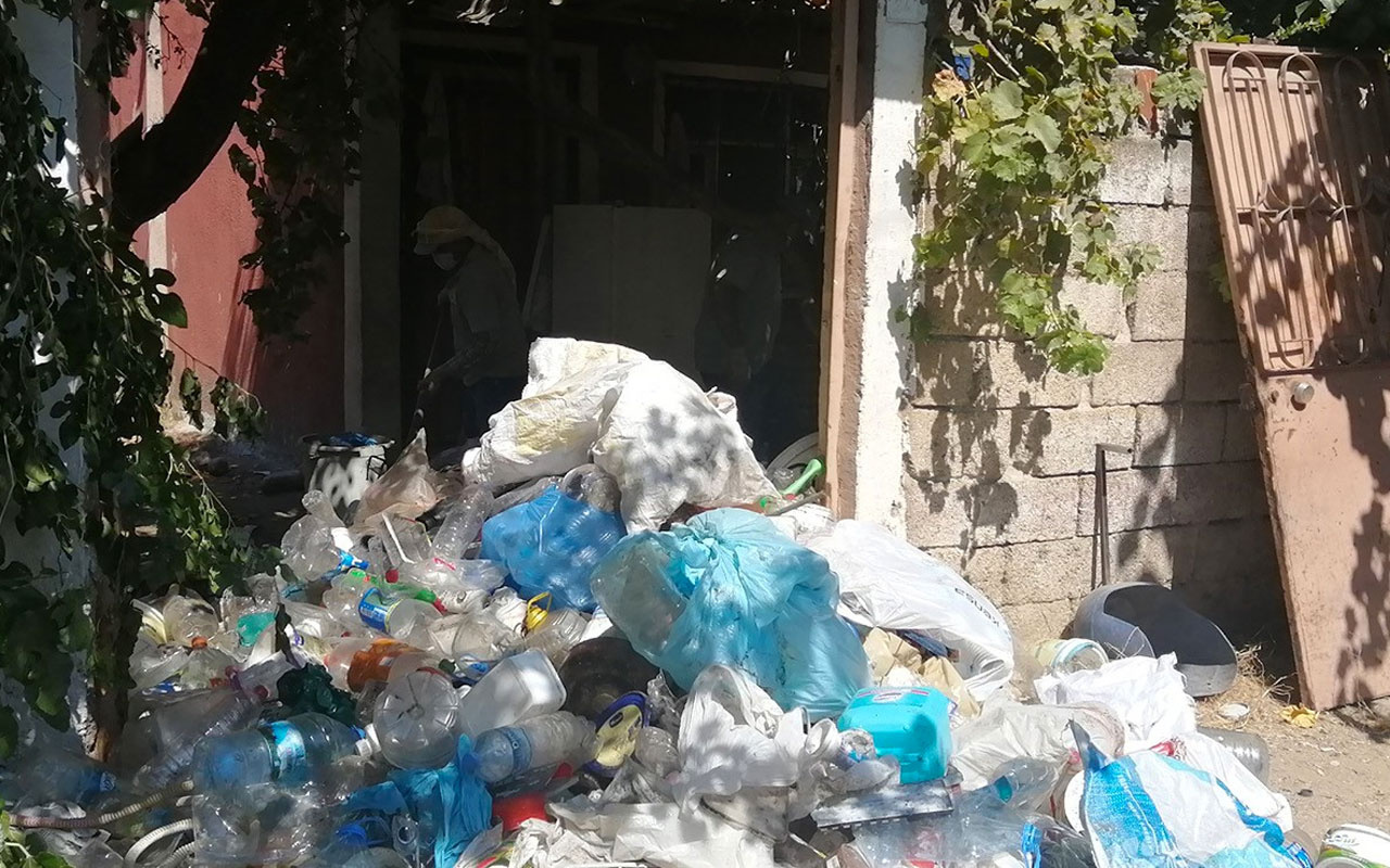 Manisa'da yaşlı adamın evinden 10 kamyon çöp çıktı