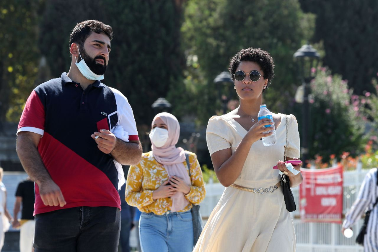 İstanbul'da turistler bile koronavirüs önlemlerini takmıyor