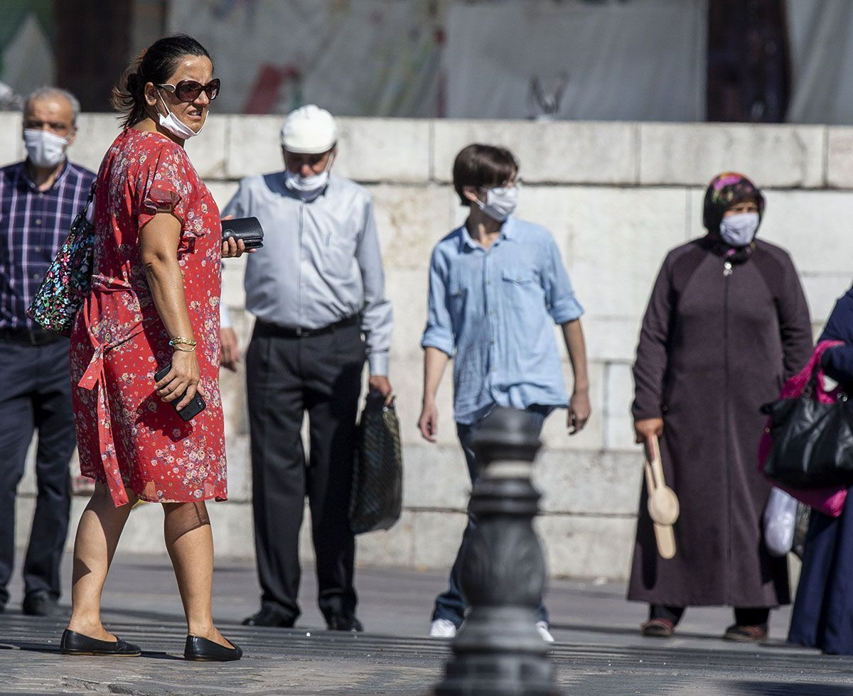 Ev dışında maske takmak yasak ama! Ankara'da maske yüzden başka her yere takılıyor