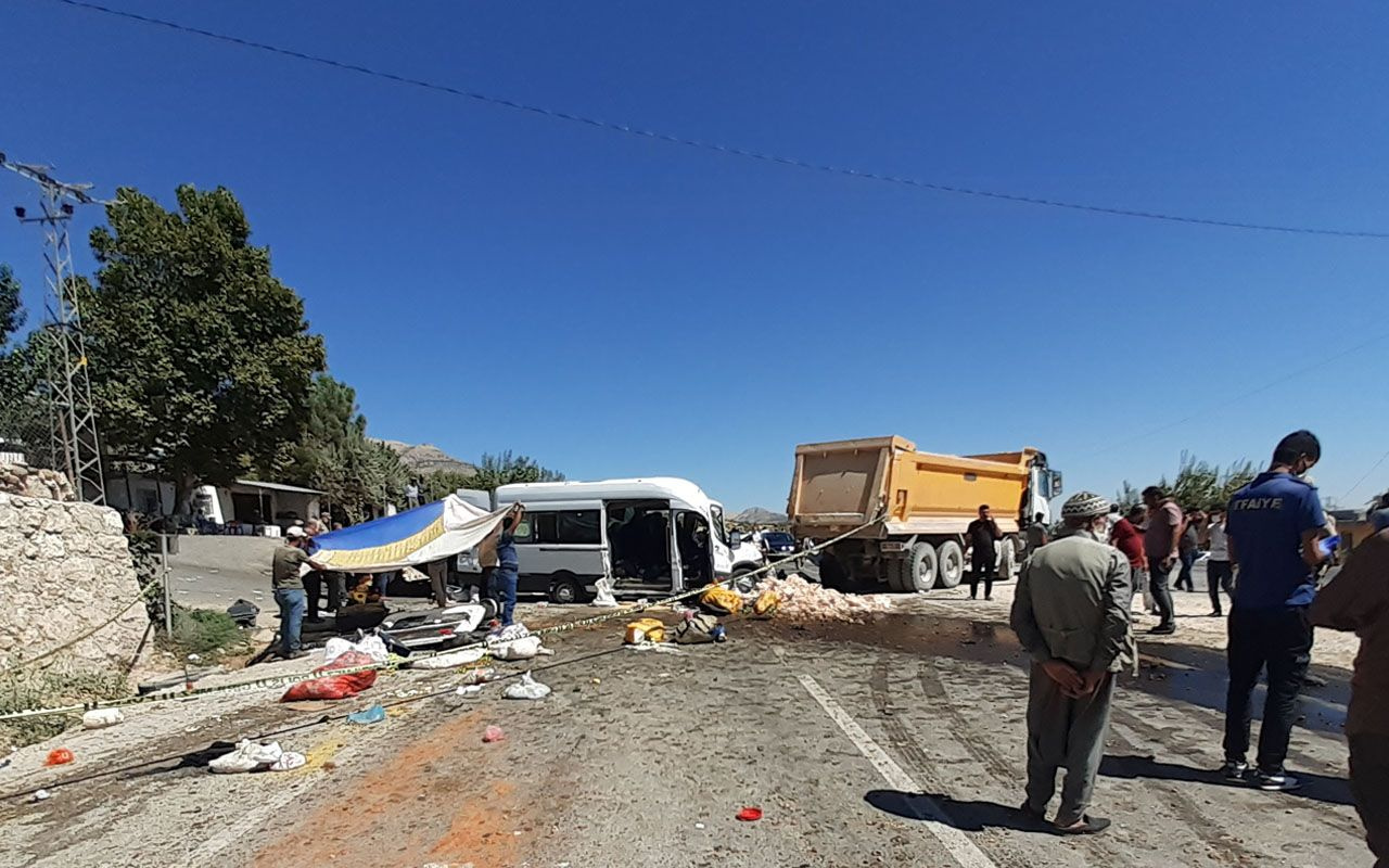 Adıyaman'da can pazarı: Yolcu minibüsü hafriyat kamyonuna çarptı