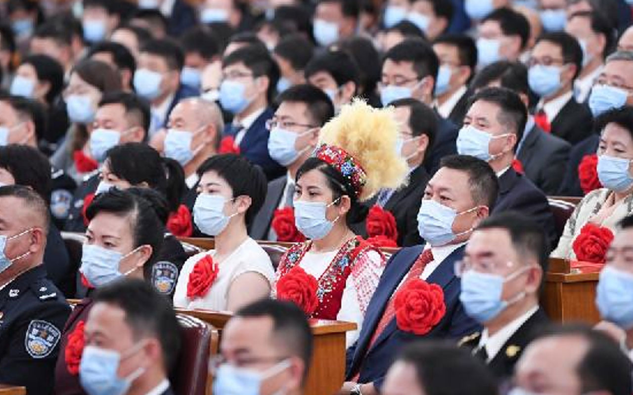 Çin’den tepki çeken görüntü! 3 bin kişilik sosyal mesafesiz pandemi ile mücadele toplantısı