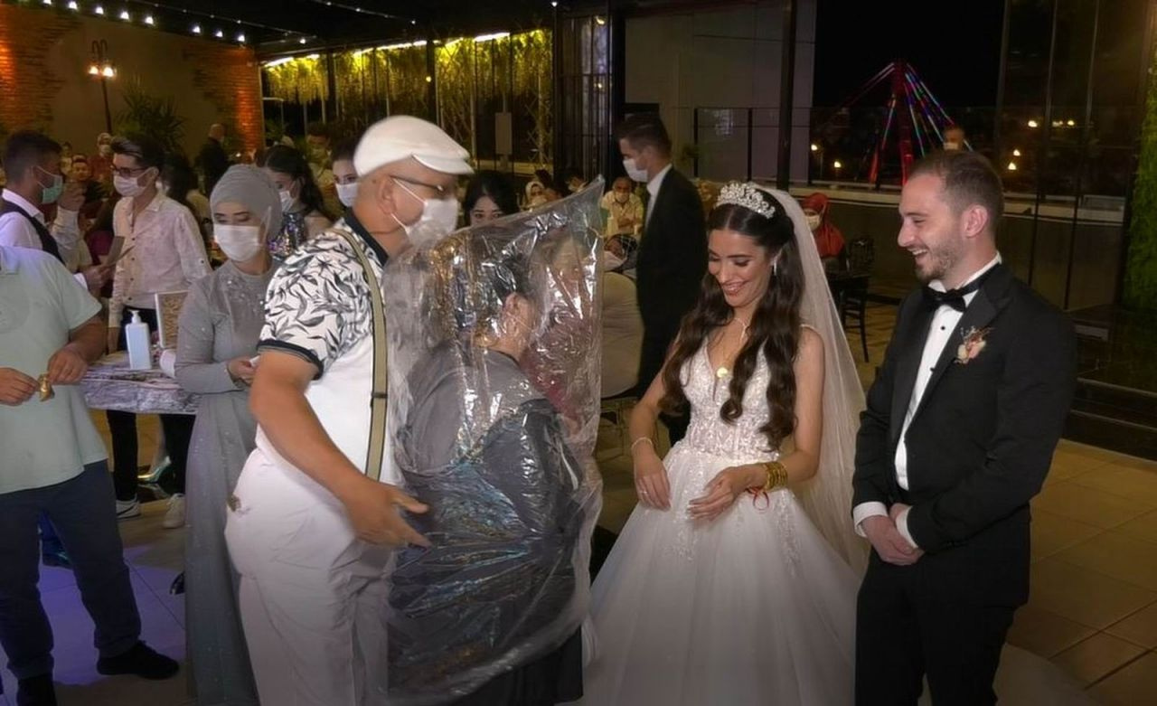 Samsun'da düğünde görülmemiş önlem: Kafasına poşet geçirip gelin ve damada sarıldı