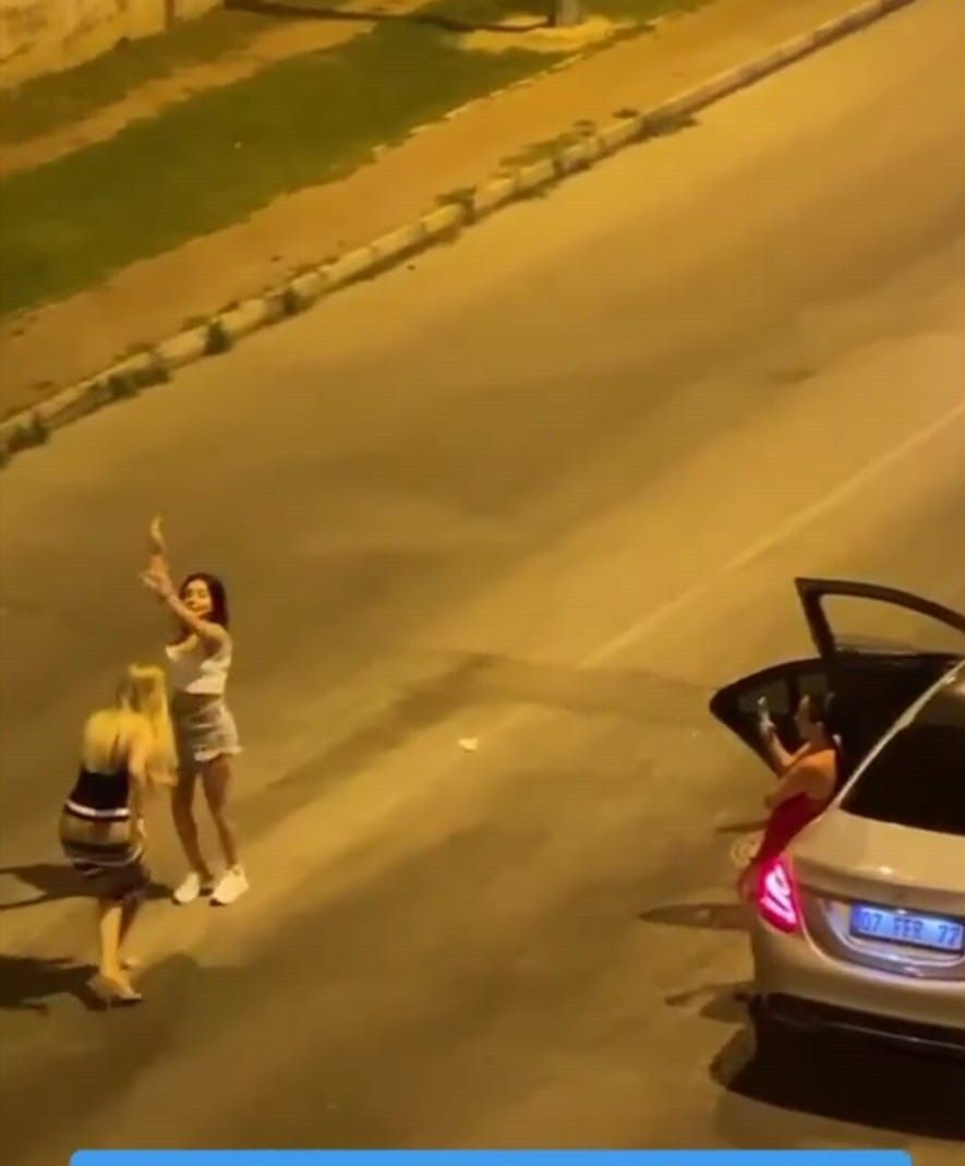 Antalya'da kadınlar lüks araçta müziği sonuna kadar açıp yol ortasında dans etti