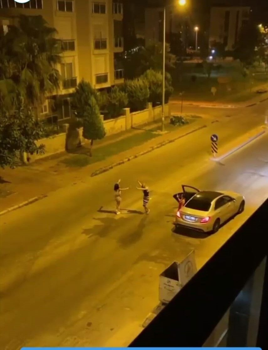 Antalya'da kadınlar lüks araçta müziği sonuna kadar açıp yol ortasında dans etti