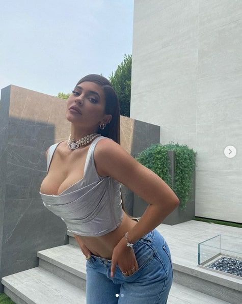 Kylie Jenner'dan göğüs şov! Skandal paylaşımlarını evinin bahçesinden yaptı