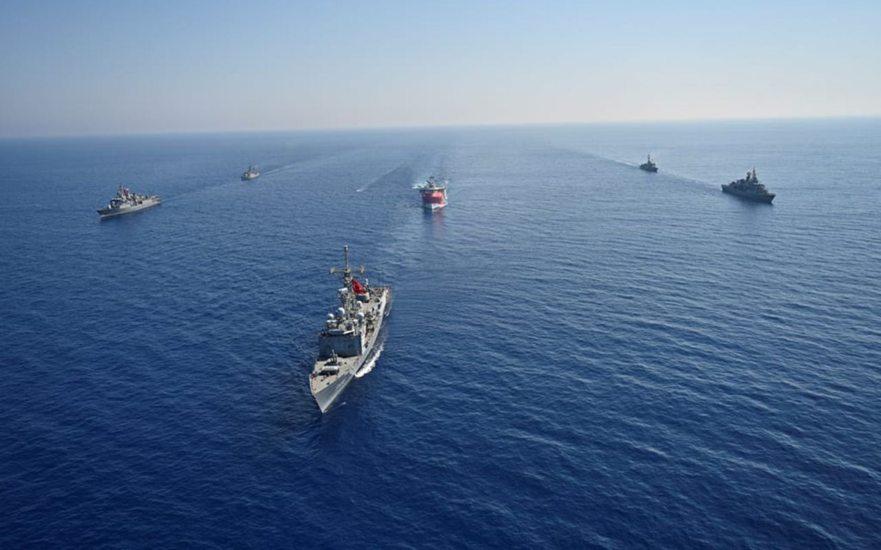 Karadeniz ve Doğu Akdeniz'deki refakat ve koruma görevi devam ediyor