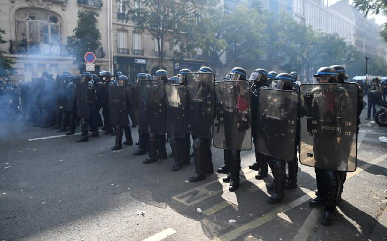 Fransa'da Sarı Yelekler aylar sonra yeniden sokaklara çıktı: Paris'te 256 gözaltı