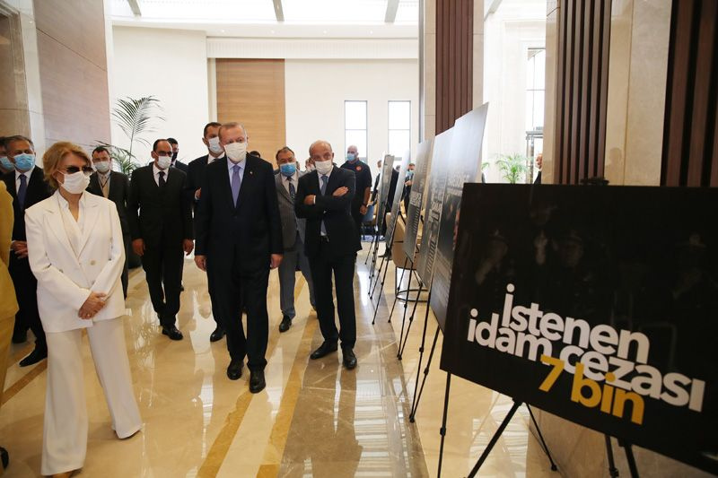 Cumhurbaşkanı Erdoğan ve Çiller 12 Eylül fotoğraf sergisini gezdi