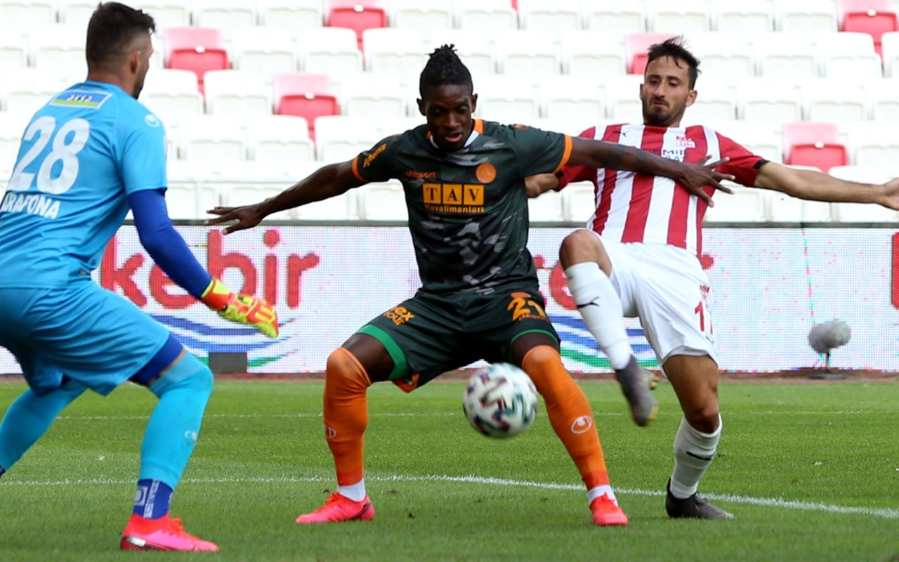 Alanyaspor konuk olduğu Sivasspor'u 2-0'lık skorla mağlup etti