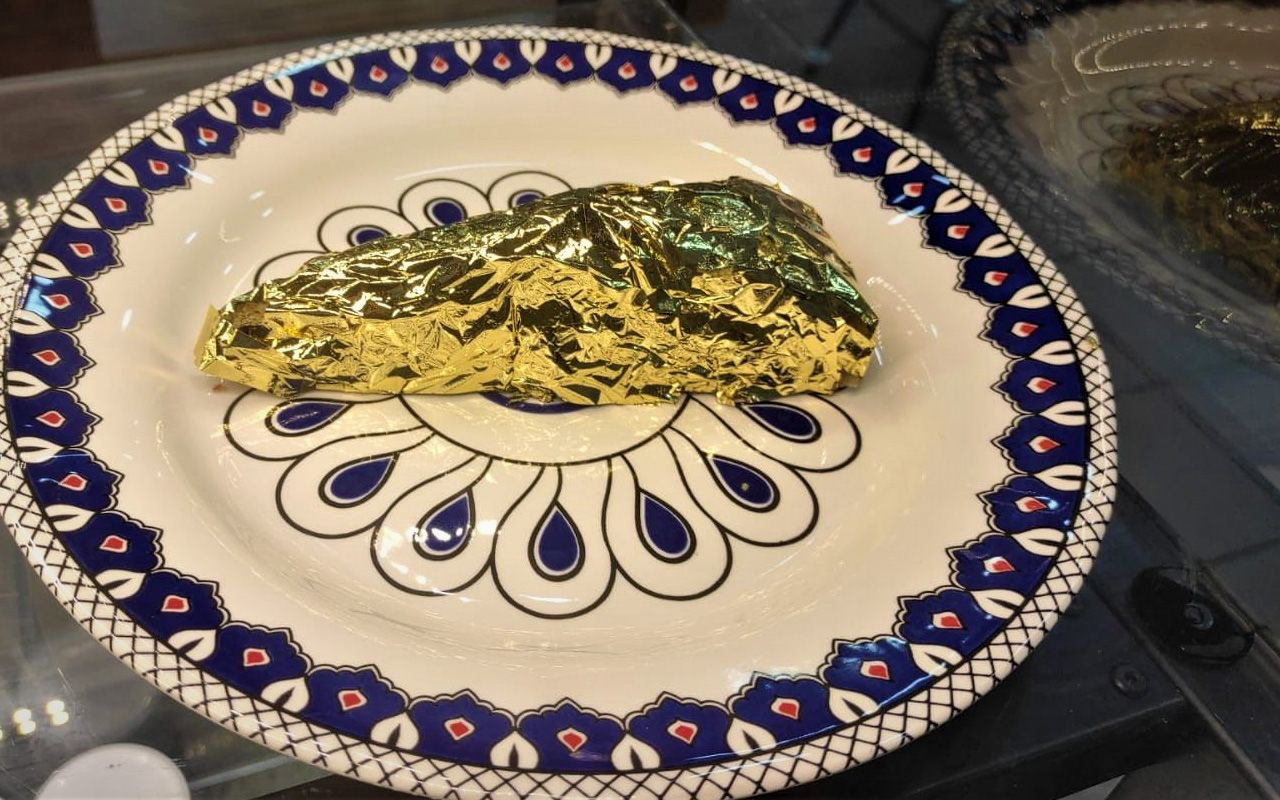 Bursalı baklavacı 24 ayar altın kaplamalı baklava üretti! Dilimi 550 liradan satılıyor