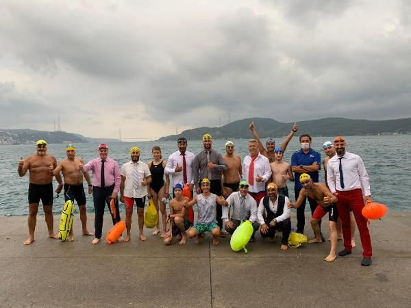 İstanbul Boğazı'nda takım elbiseli yüzücüler herkesi şaşırttı! Sebebi ise bakın ne