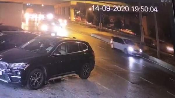 İstanbul'un göbeğinde dehşet! Siyahi kadını hareket halindeki arabadan attılar