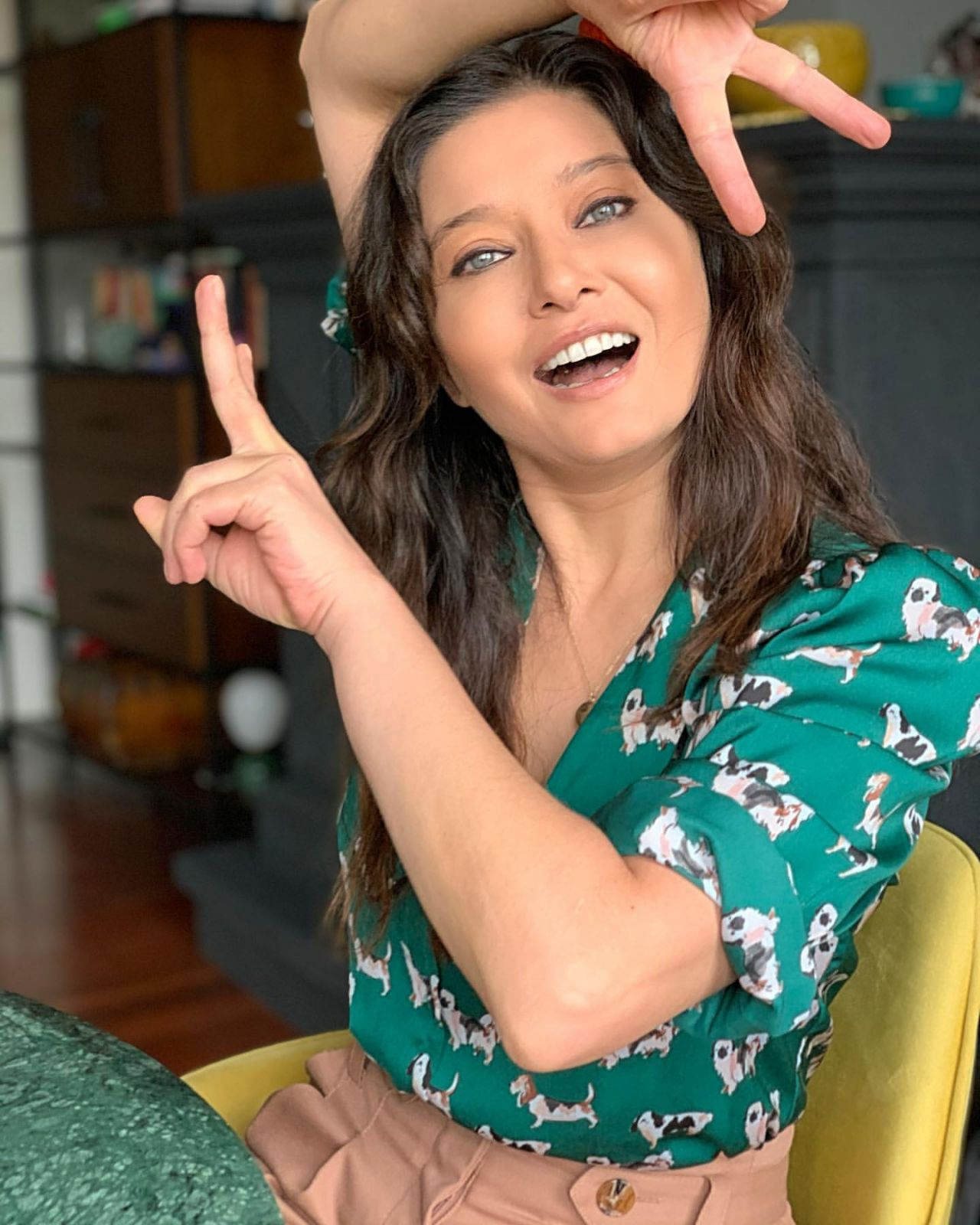 Nurgül Yeşilçay sarı elbiseli dekolteli pozuyla nefesleri kesti! Fiziği görenleri büyüledi