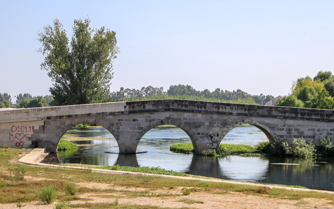 Antalya'da genç adam 900 yıllık köprüde ölümle burun buruna geldi
