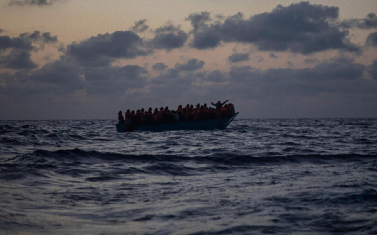 Akdeniz'de düzensiz göçmenleri taşıyan lastik botun batması sonucu 24 kişi öldü
