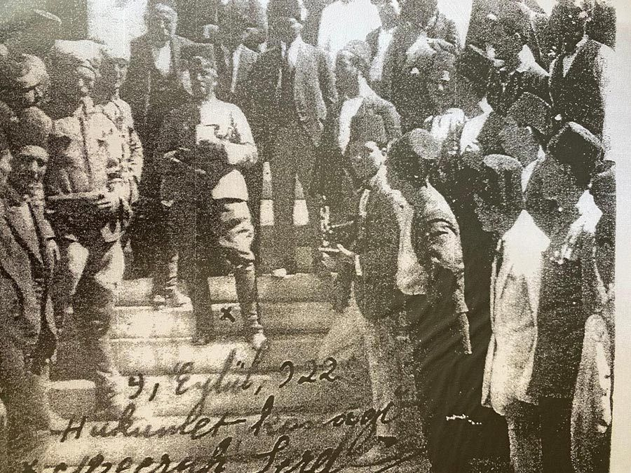 İzmir'e ilk giren komutan Şerafettin Bey'e Atatürk'ün verdiği Timur'un kılıcı sır oldu