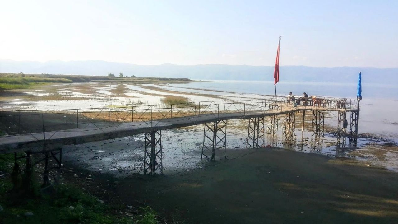 İznik Gölü'nde korkutan çekilme iskele ortaya çıktı