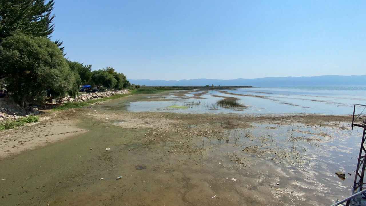 İznik Gölü'nde korkutan çekilme iskele ortaya çıktı