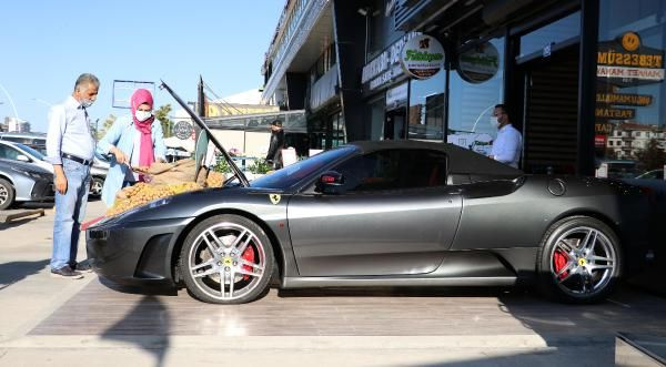 Ankara'da milyonluk lüks arabada kabuklu ceviz sattı! Görenler gözlerine inanamadı