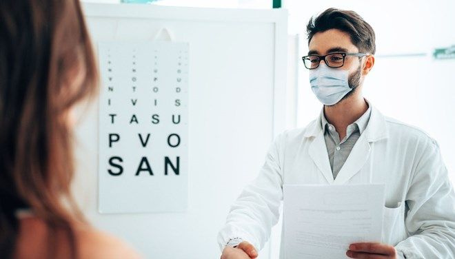 Bilim insanları açıkladı! Gözlük takanlar 5 kat daha az koronavirüse yakalanıyor
