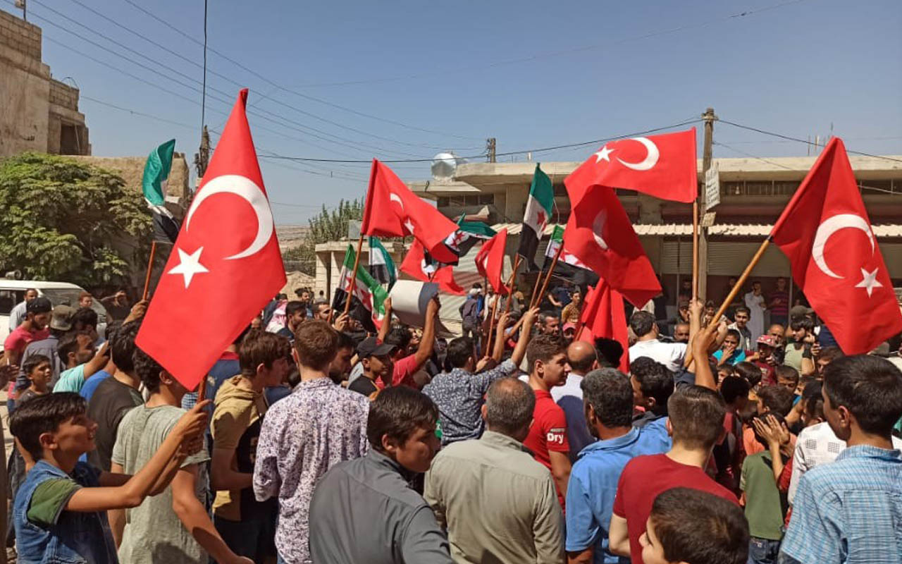 Suriye İdlib'te siviller rejim karşıtı protesto düzenledi