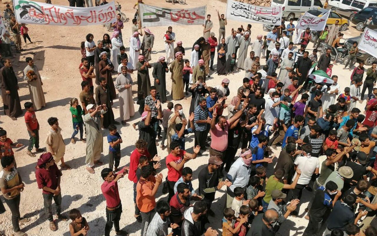 Suriye İdlib'te siviller rejim karşıtı protesto düzenledi