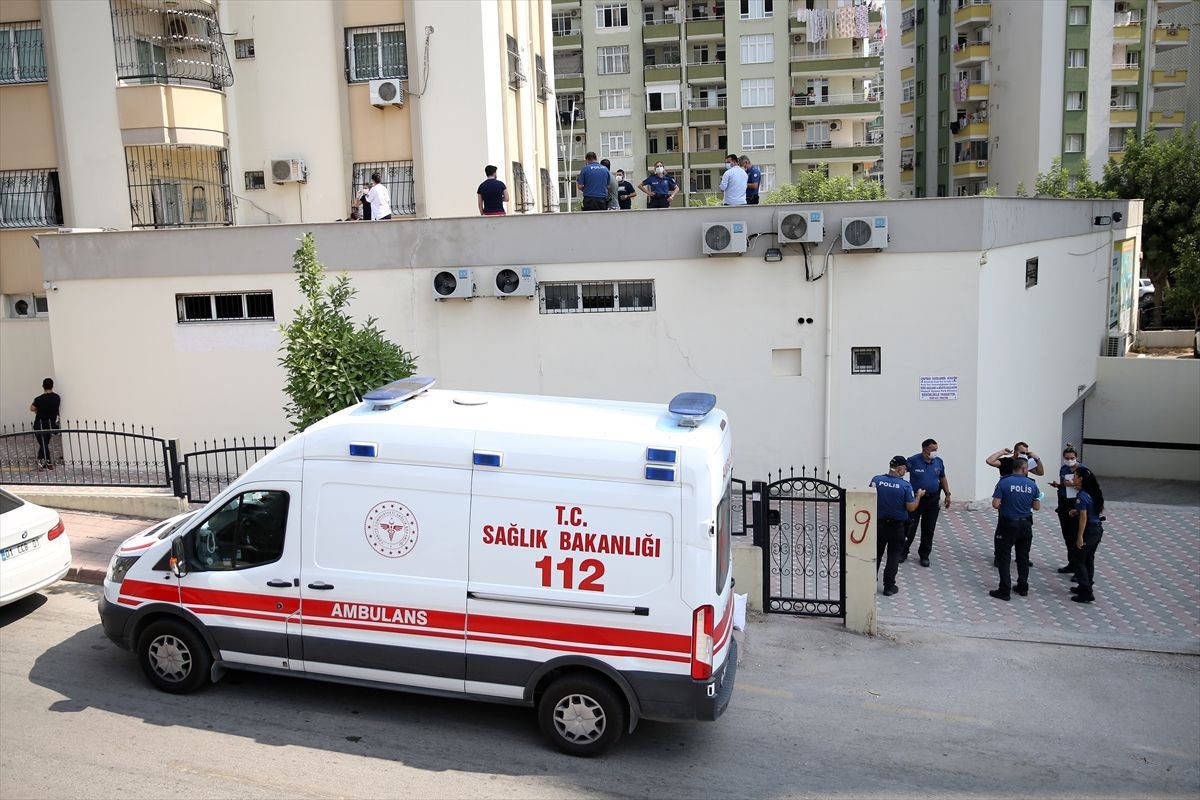 Adana'da cam silerken 11. kattan düşen kadın hayatını kaybetti