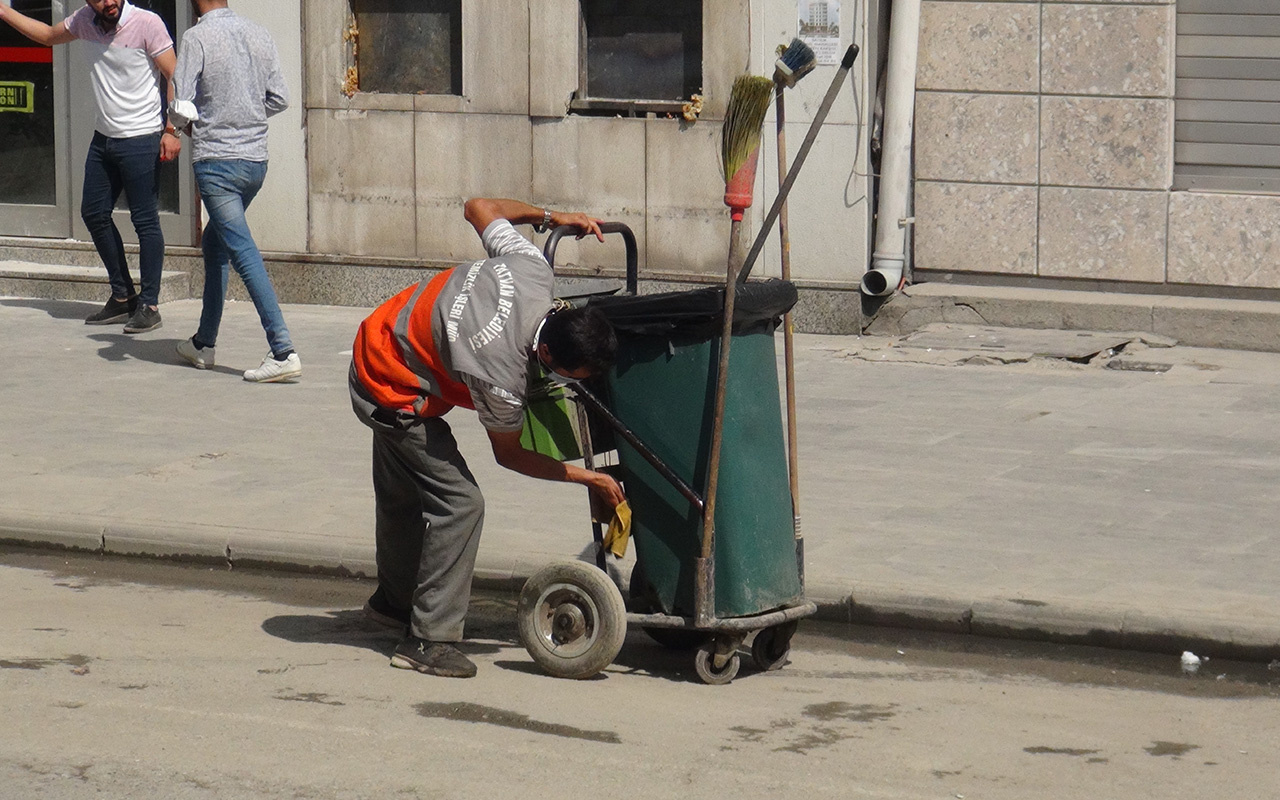 Bitlis'te çöp arabasını özenle temizleyen temizlik işçisi sosyal medyada gündem oldu