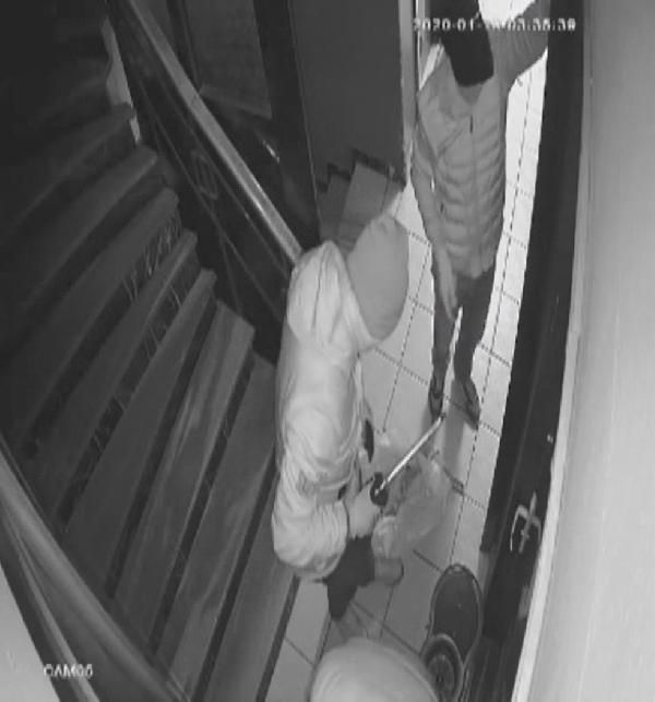 2'inci kattan düşen, tuvalet penceresinden kaçmaya çalışan hırsızlık şüphelileri kamerada