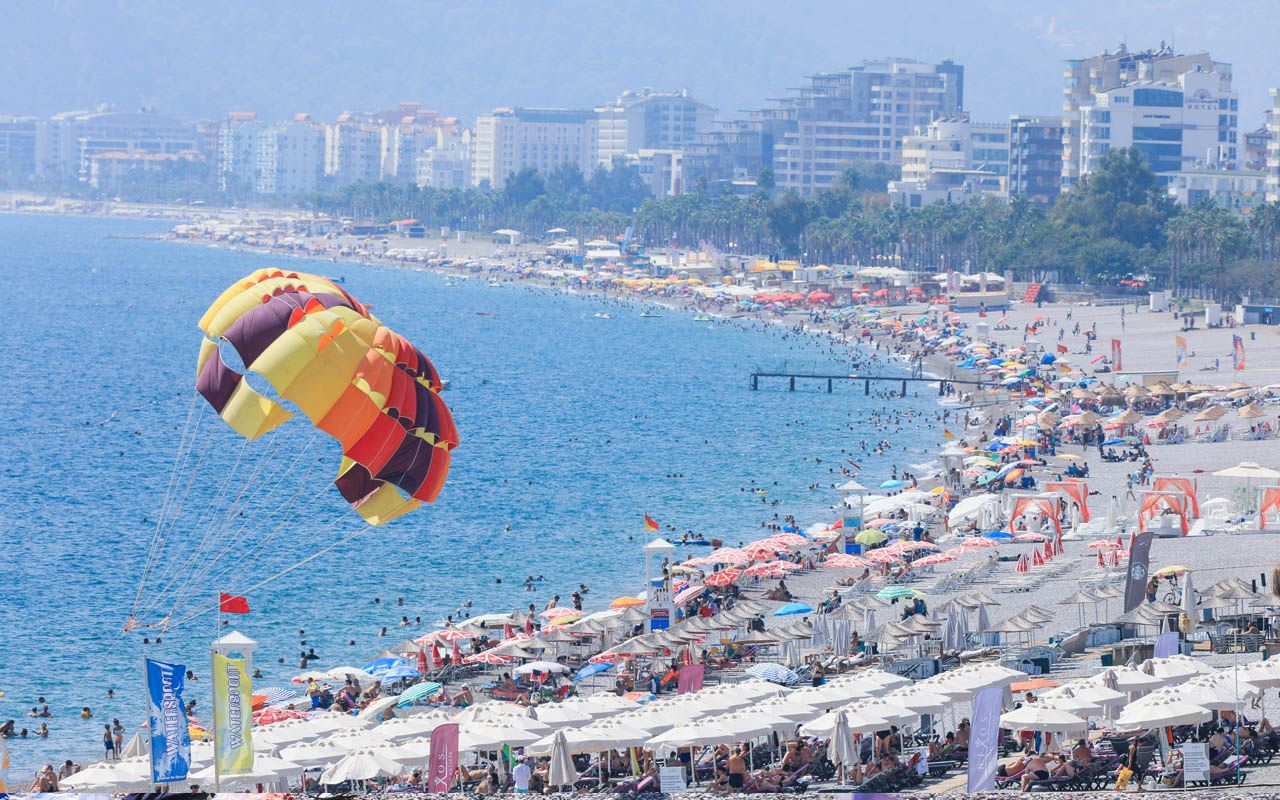 Antalya Eylül ayında Temmuz havası yaşattı nemden bunalan soluğu denizde aldı