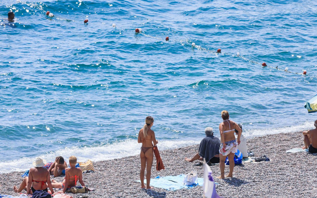 Antalya Eylül ayında Temmuz havası yaşattı nemden bunalan soluğu denizde aldı