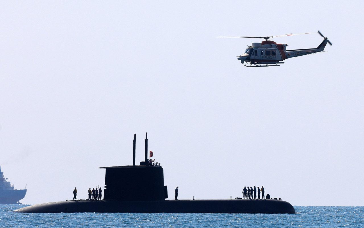 Antalya'da ilgiyle izlediler! Türk denizaltısı Konyaaltı sahilinde yüzeye çıkınca...