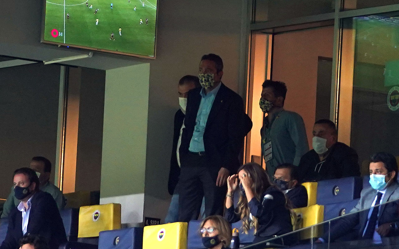 Ali Koç ve Emre Belözoğlu maçın son dakikalarını ayakta izledi