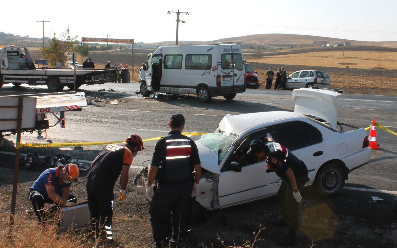 Aksaray'da minibüs ile otomobilin çarpıştığı kazada can pazarı kuruldu