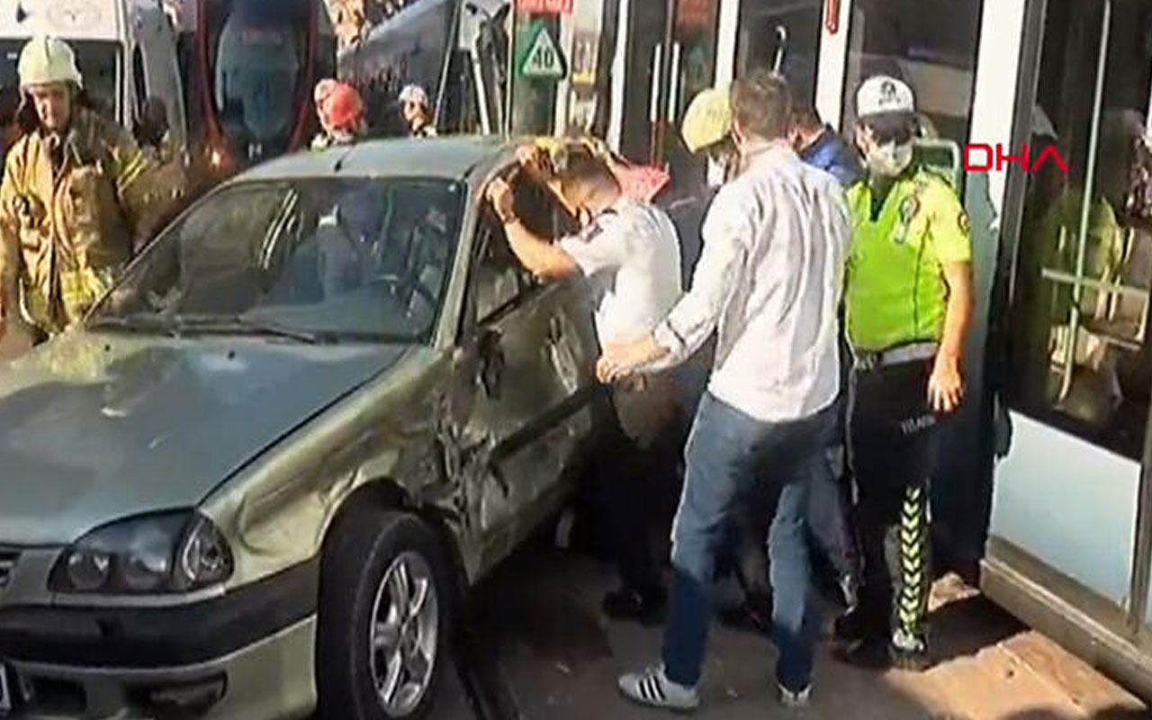 Beyoğlu'nda tramvayla otomobil çarpıştı