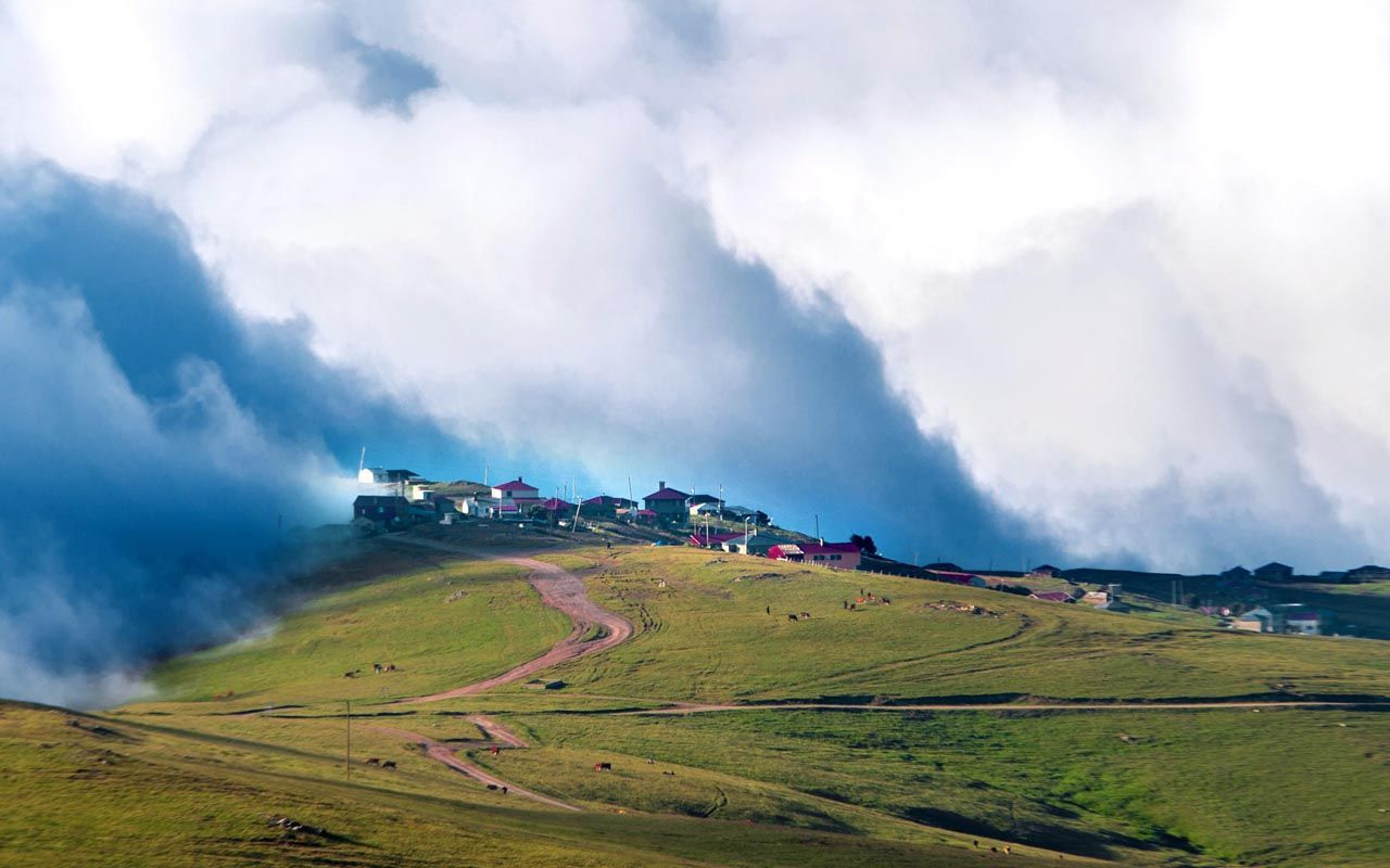 Bulutların üzerinde horon oynuyorlar Trabzon'daki yayla ziyaretçilerini cezbediyor