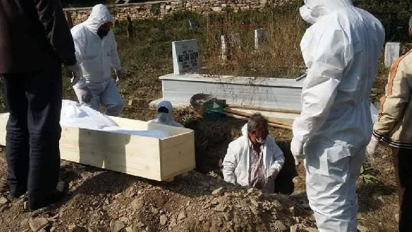 Koronavirüsten öldü gömüldükten sonra tabutu yakıldı
