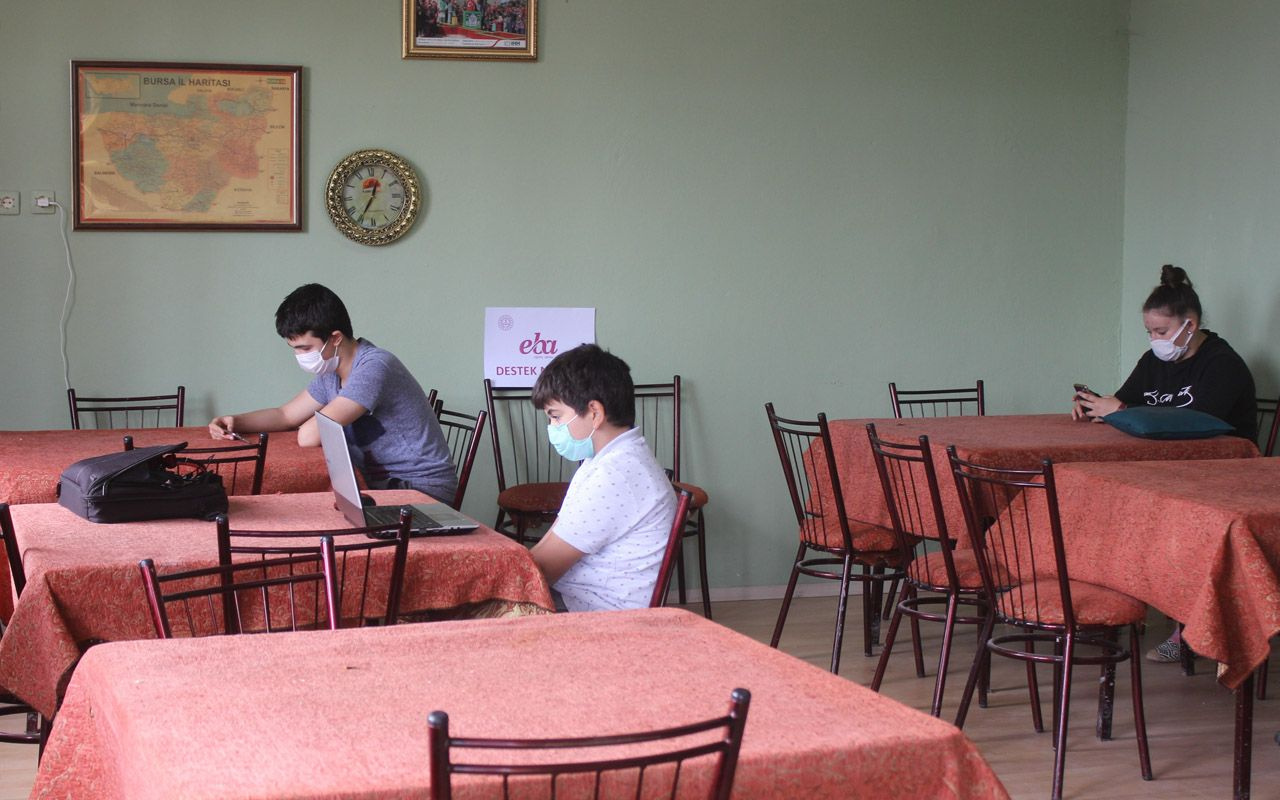 Kahvehane okula dönüştü Bursalı muhtar sınırsız interneti akıl etti