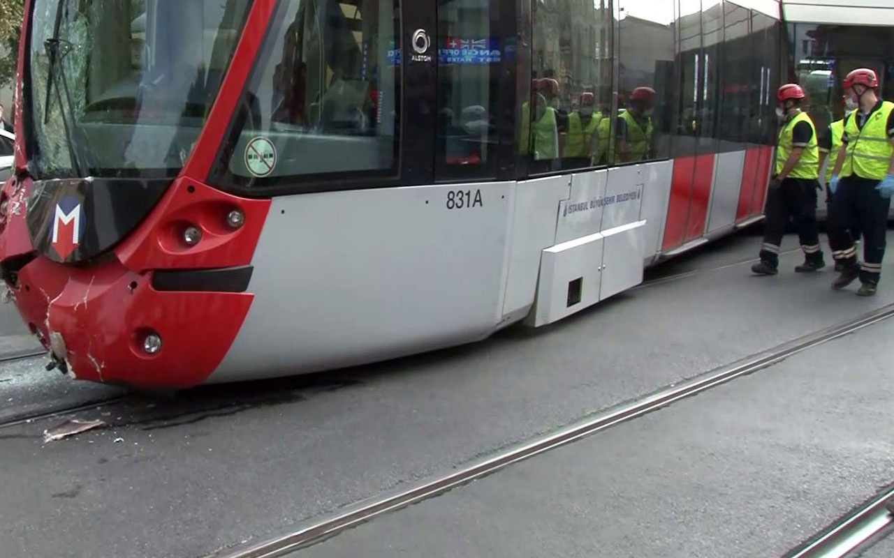 İstanbul Laleli'de tramvay ile otobüs çarpıştı seferler durdu
