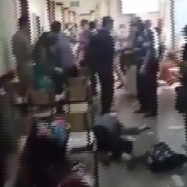 Çapa'da dehşet anları! Maske uyarısı yapan sağlık çalışanını dövdüler