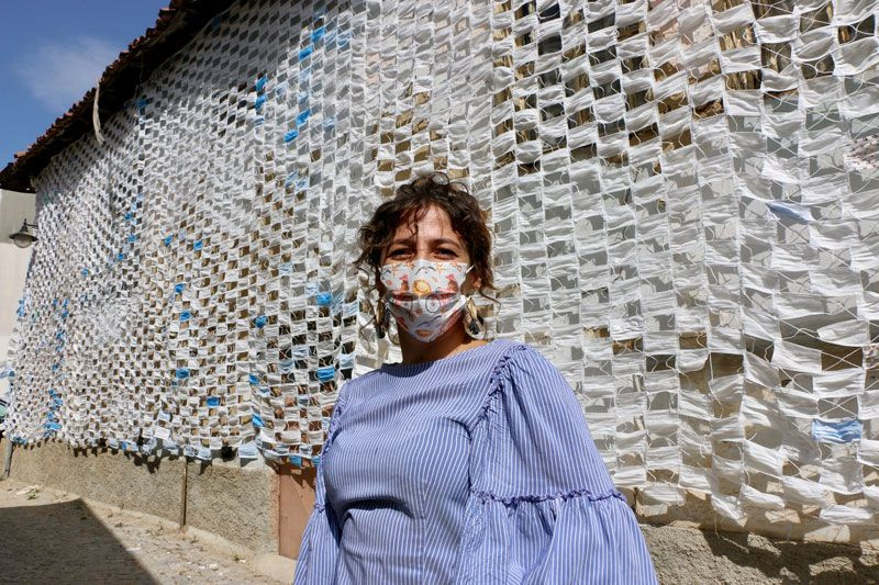 Eskişehir'de evin duvarını boydan boya cerrahi maskelerle kapladı