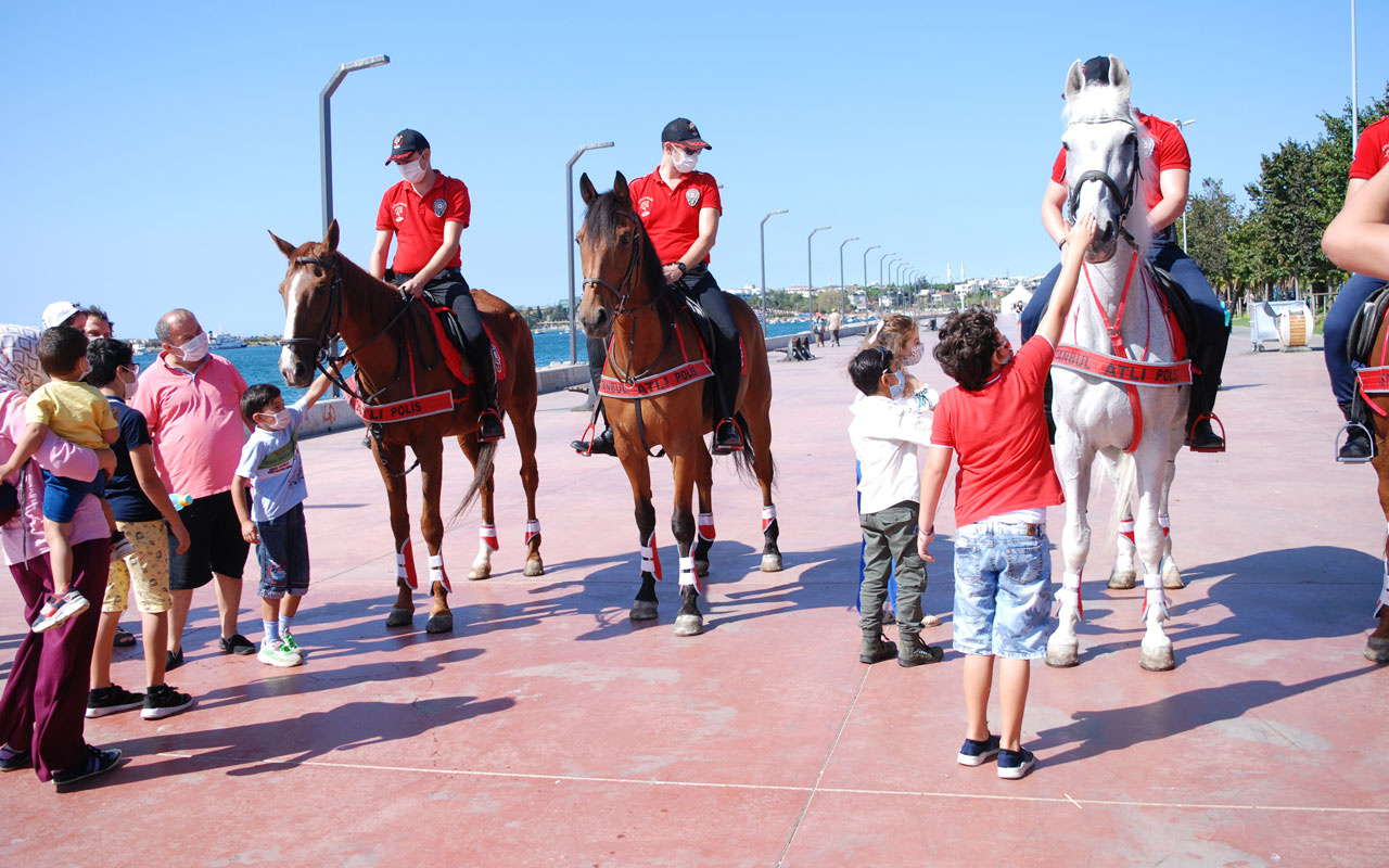 Atlı polisleR Tuzla Sahili'nde vatandaşları koronavirüse karşı uyardı