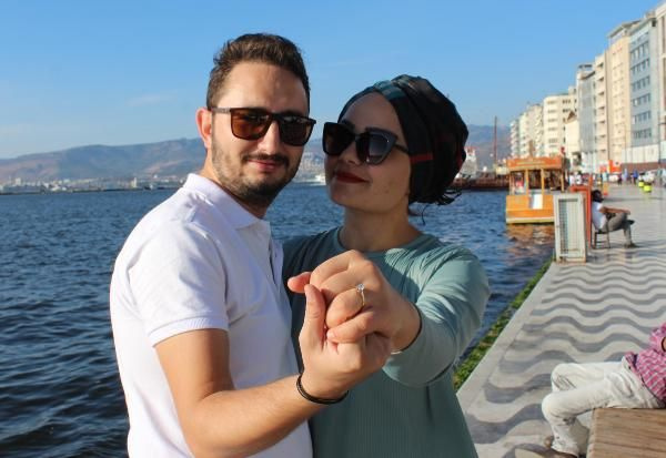 İzmir'de şaşırtan evlilik teklifi! Damat diz çöktü yüzük havadan geldi