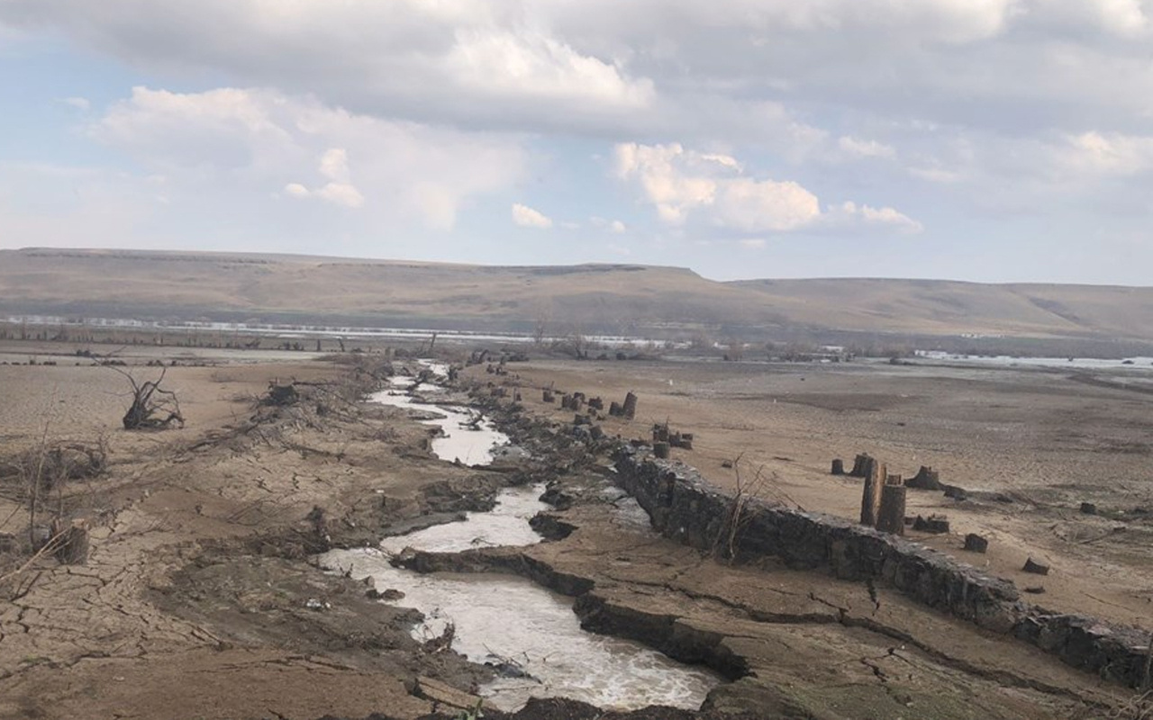Kars'ta sular çekilince ortaya çıktı köylüler görünce şaşkına döndü