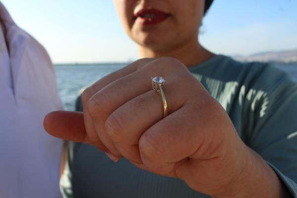 İzmir'de şaşırtan evlilik teklifi! Damat diz çöktü yüzük havadan geldi
