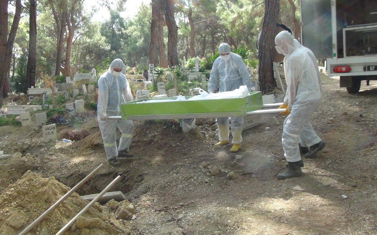Antalya'da 44 yaşındaki oğul koronavirüsten öldü annesinin yanına gömüldü
